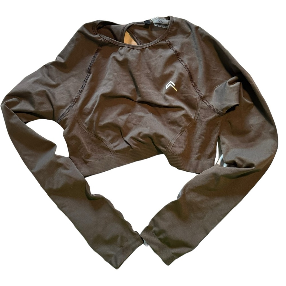 ONER ACTIVE EFFORTLESS LONG SLEEVE CROP TOP IN DEEP TAUPE - SIZE M